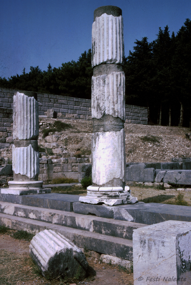 Säulenfragmente im Asklepion