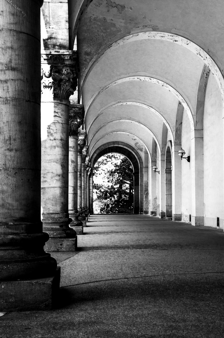 Säulengang am Leipziger Südfriedhof