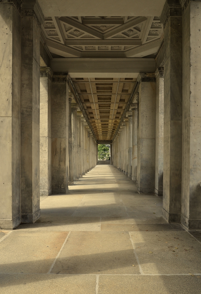 Säulengang an der Alten Nationalgalerie Berlin.......