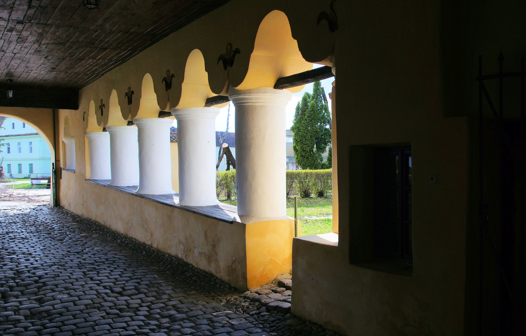 Säulengang der Kirchburg Tartau, Siebenbürgen, Rumänien