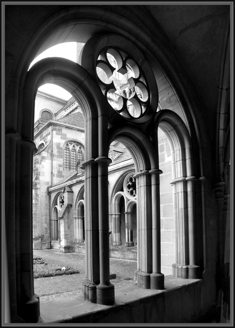 Säulengang im Dom zu Trier