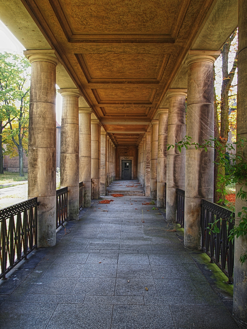 Säulengang im Ludwig-Hoffmann-Quartier, Berlin-Buch