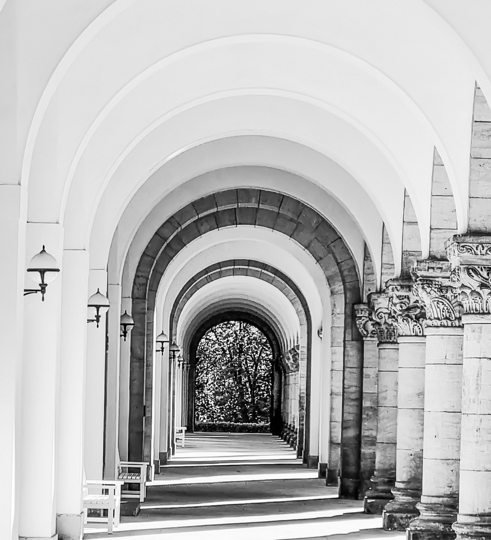 Säulengang in der Kapellenanlage vom Leipziger Südfriedhof