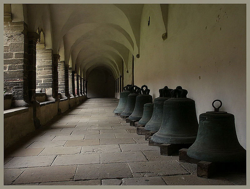 Säulengang mit Glocken