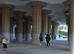 Säulengang von Gaudi in Barcelona