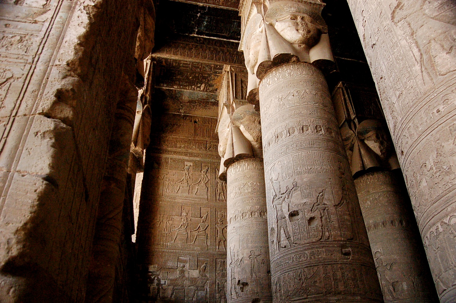 Säulenhalle im Dendera Tempel