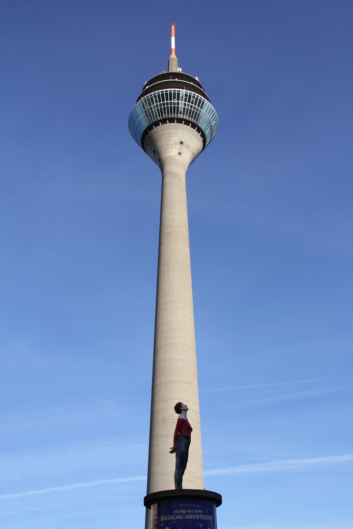 Säulenheilige vor dem Rheinturm im Medienhafen Düsseldorf