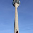 Säulenheilige vor dem Rheinturm im Medienhafen Düsseldorf