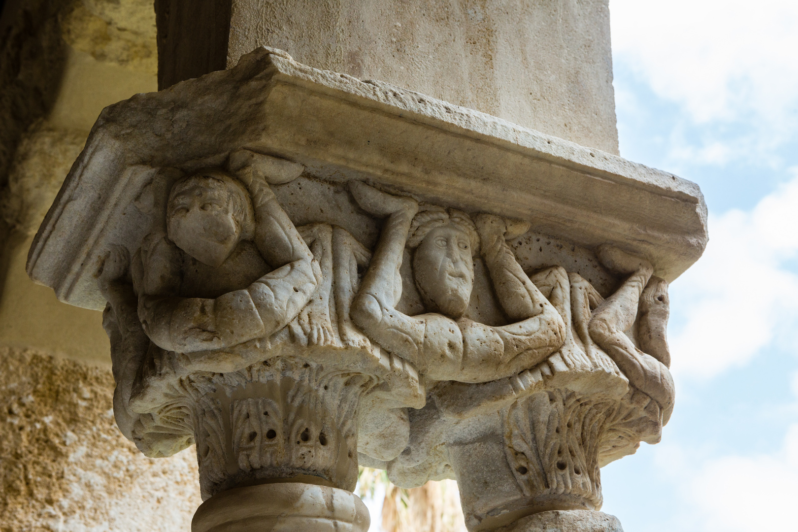 Säulenkapitell im Kreuzgang des Doms von Cefalù (1)