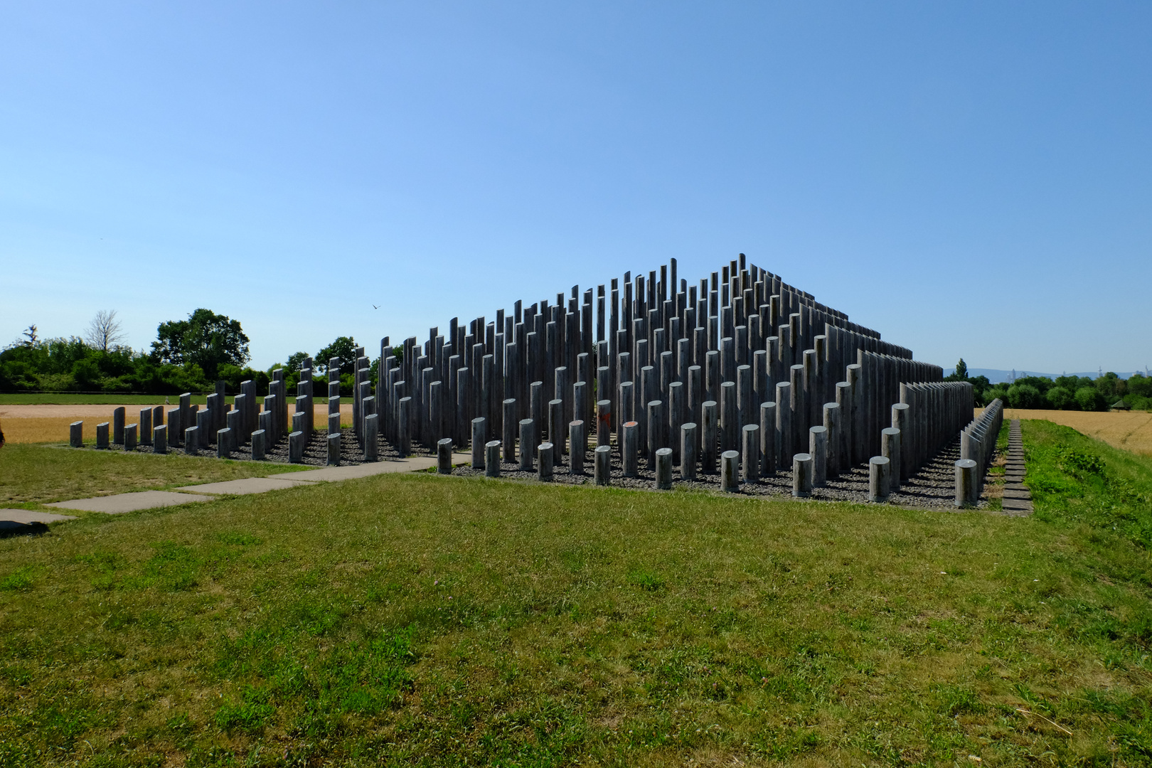 Säulenpyramide Dreieich, Aussicht auf Frankfurt Skyline (1)