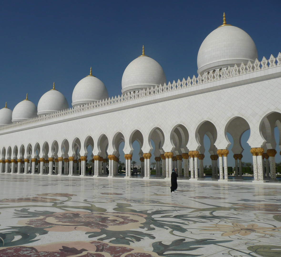 Säulenreihen im Innenhof der Sheikh Zayed Moschee in Abu Dhabi