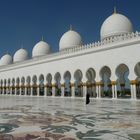 Säulenreihen im Innenhof der Sheikh Zayed Moschee in Abu Dhabi