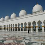 Säulenreihen im Innenhof der Sheikh Zayed Moschee in Abu Dhabi