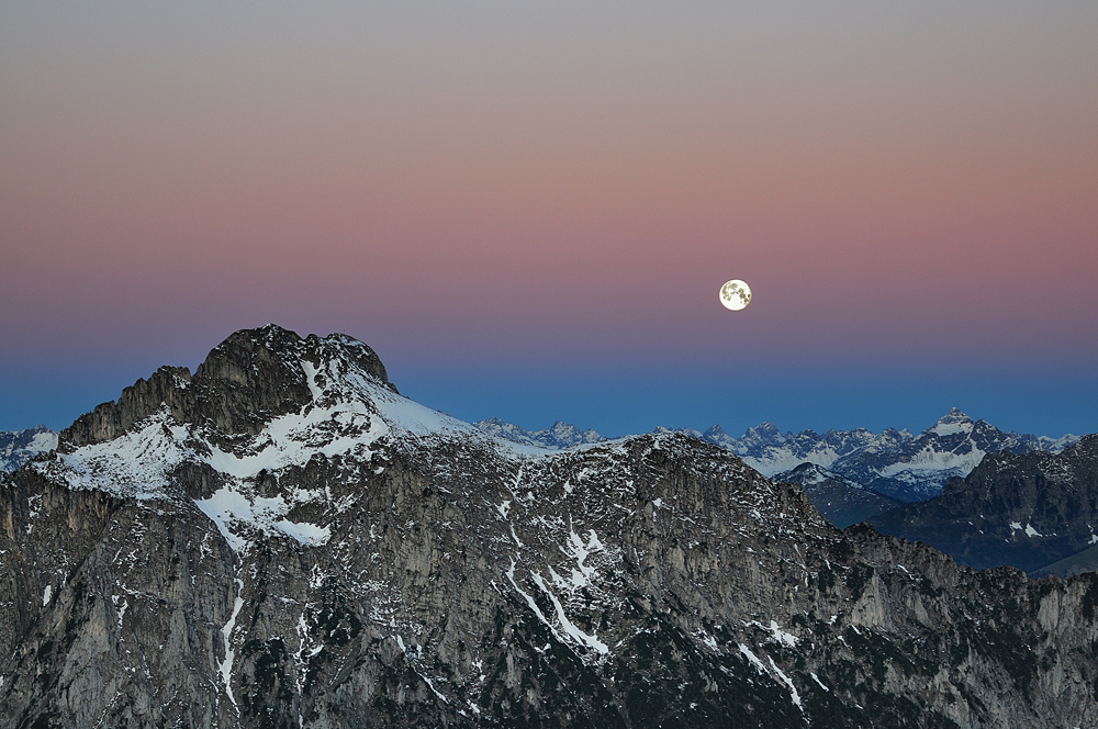 Säuling mit untergehendem Vollmond