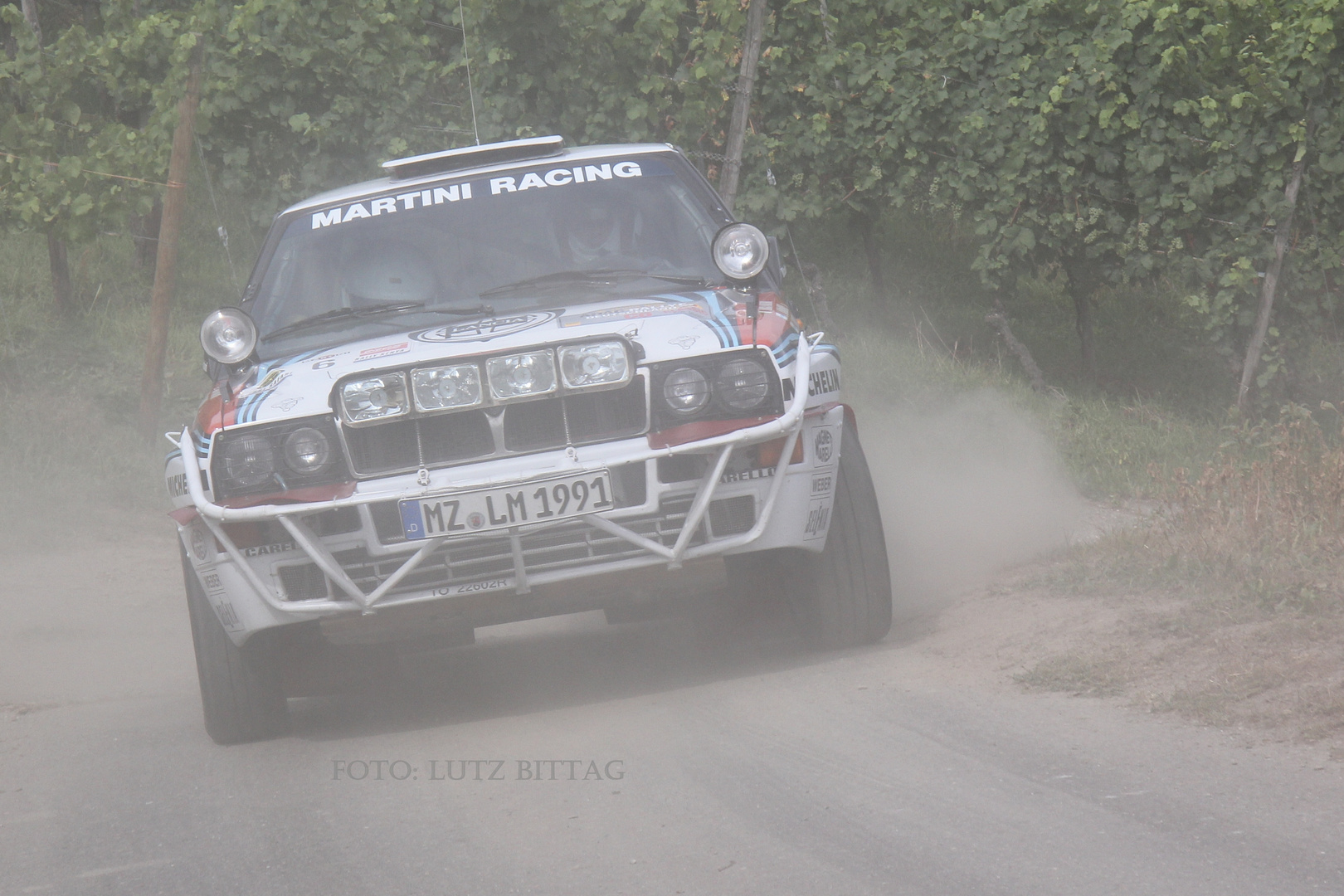 Safari-Lancia im Staub