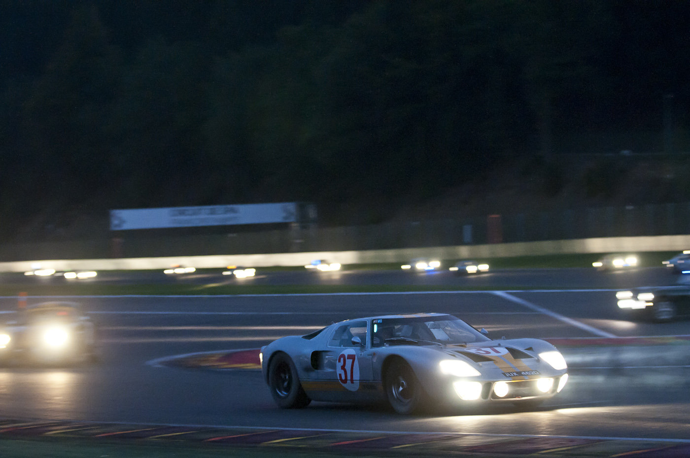 Safety Car bei Nacht beim 6-Stunden-Rennen Spa Six Hours 2013