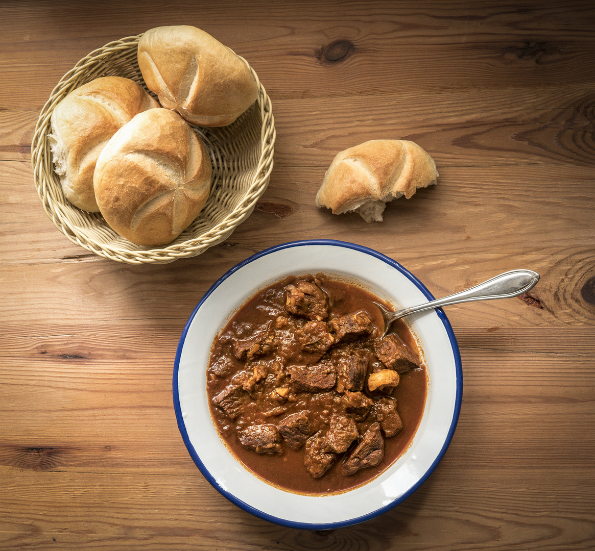 Saftgulasch mit Schrippe Foto &amp; Bild | stillleben, food-fotografie ...