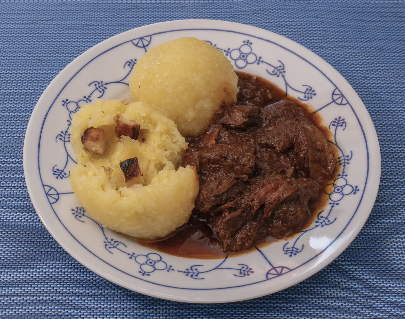 Saftgulasch mit Thüringer Klößen Foto &amp; Bild | stillleben, food ...