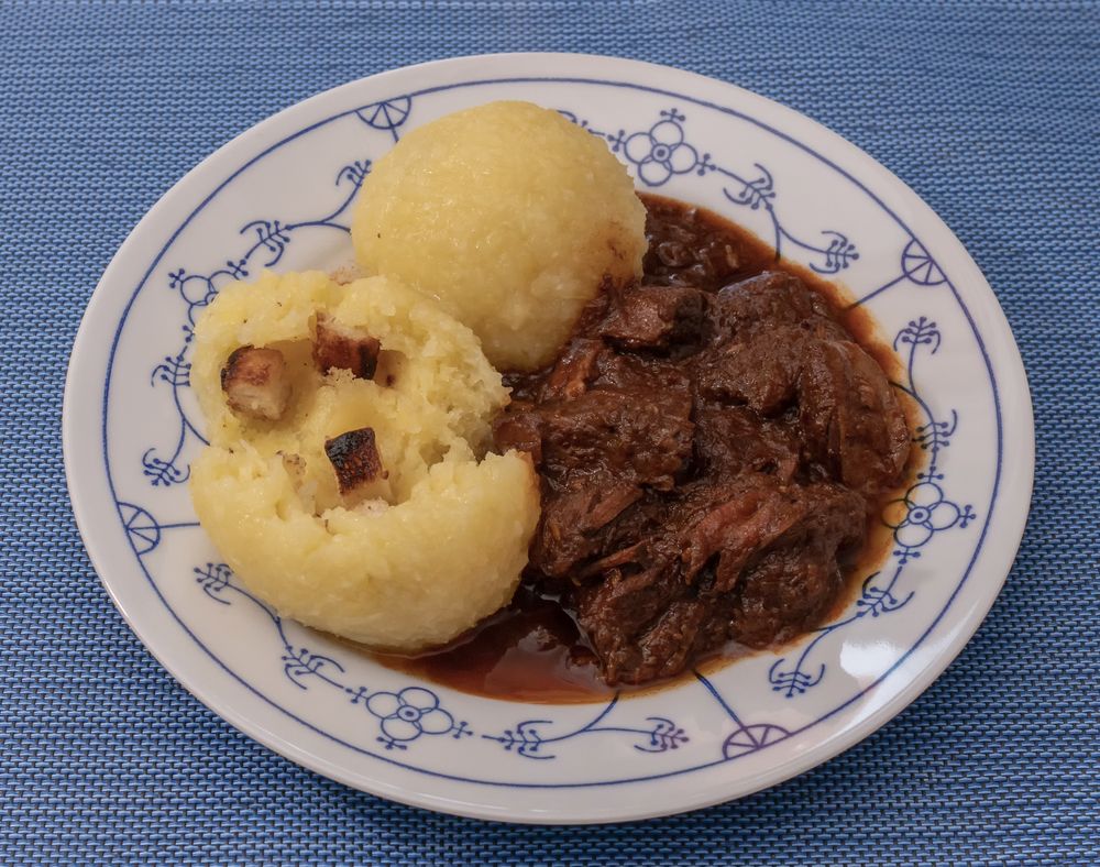 Saftgulasch mit Thüringer Klößen Foto &amp; Bild | stillleben, food ...