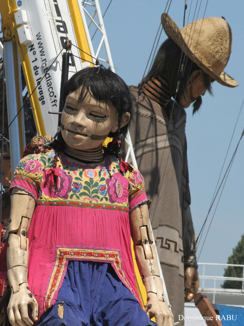 Saga des géants de Royal de Luxe à Nantes - La petite géante et le paysan