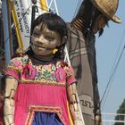 Saga des géants de Royal de Luxe à Nantes - La petite géante et le paysan