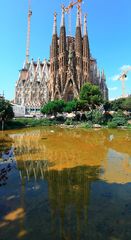 Sagrada Familia im Spiegel