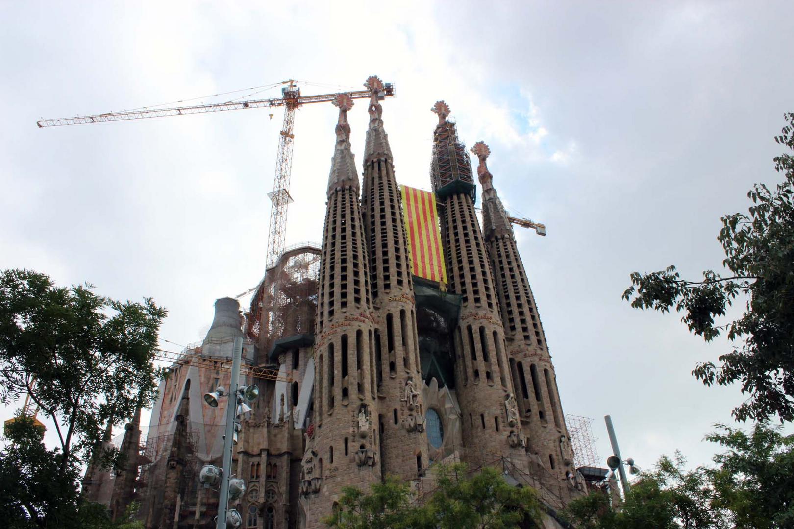 Sagrada Familia mit Autonomie-Fahne (senyera)