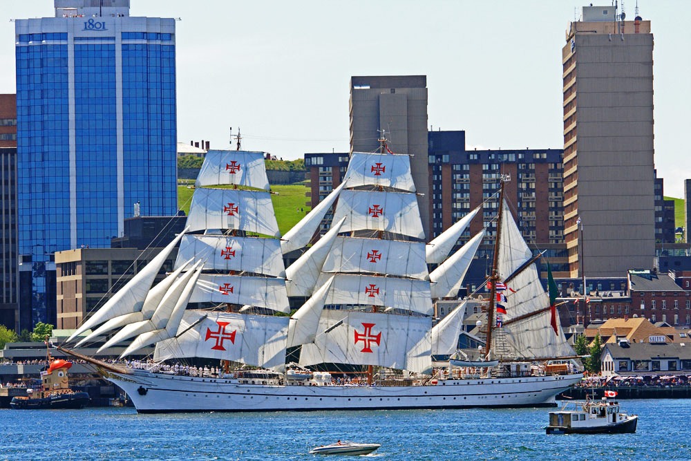 Sagres vor der Waterfront von Halifax