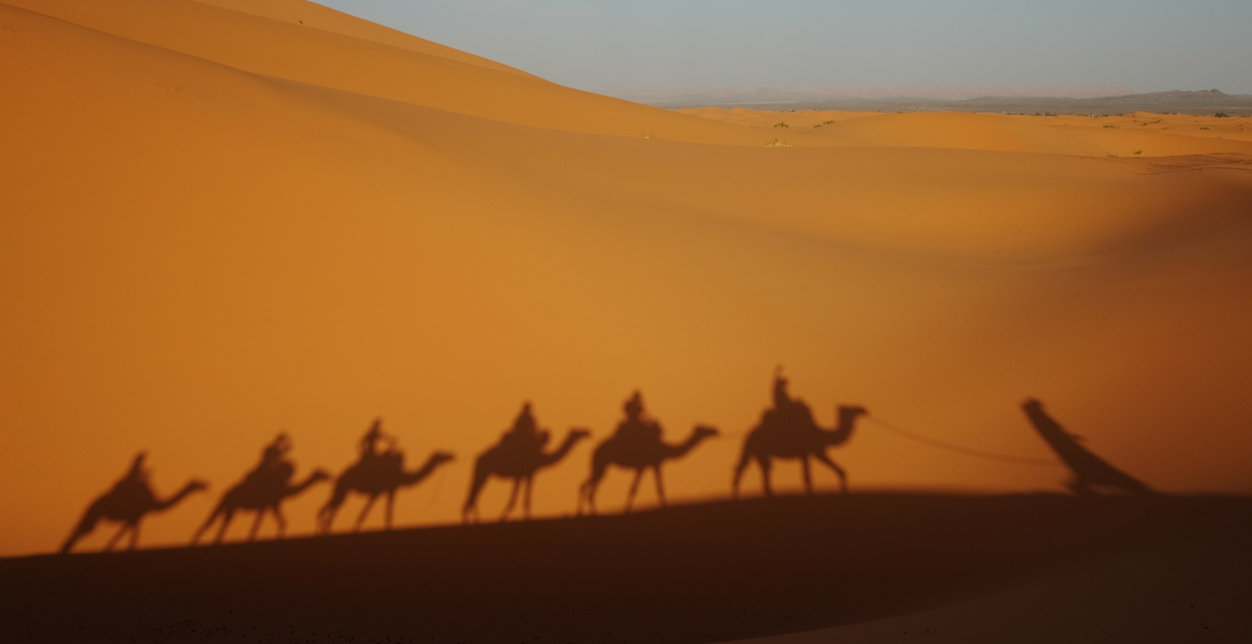 Sahara Karawane in der Wüste bei merzouga marokko