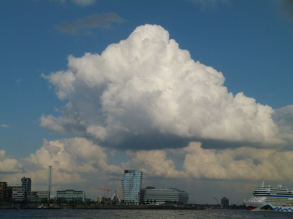 Sahnehäubchen über der Hafencity