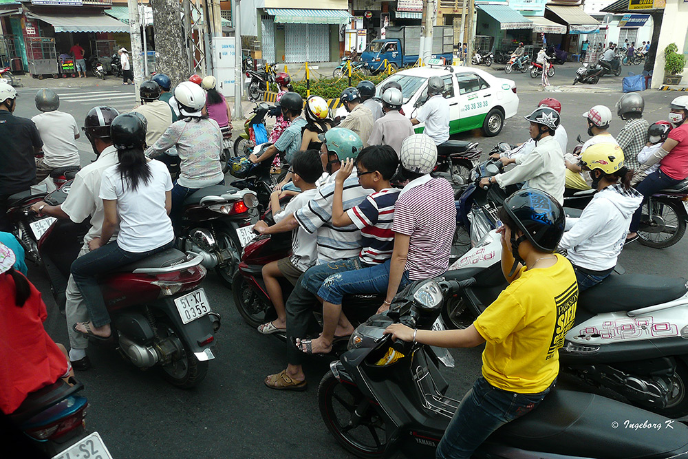 Saigon - Auch zu viert paßt man auf einen Motorroller