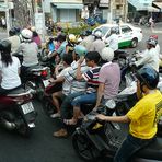 Saigon - Auch zu viert paßt man auf einen Motorroller