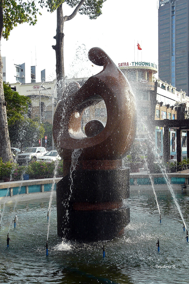 Saigon - Brunnen vor dem Theater -