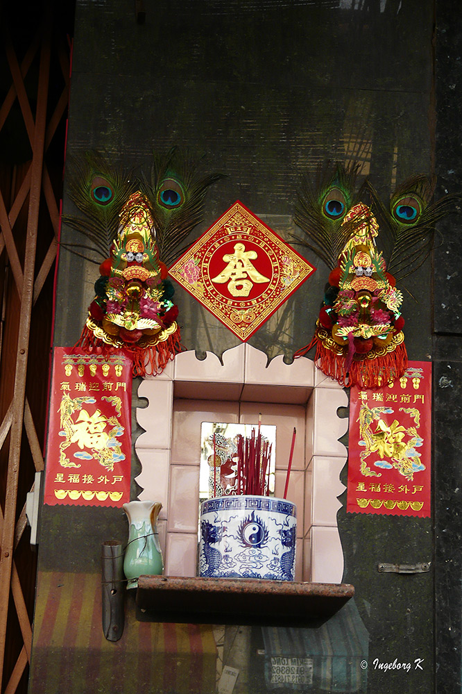 Saigon - ein Altar oder Reklame - an einer Hauswand entdeckt