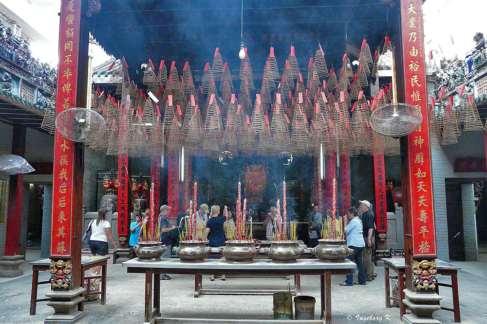 Saigon - Thien Hau Pagode - Innenhof mit Opferkesseln