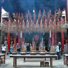 Saigon - Thien Hau Pagode - Innenhof mit Opferkesseln