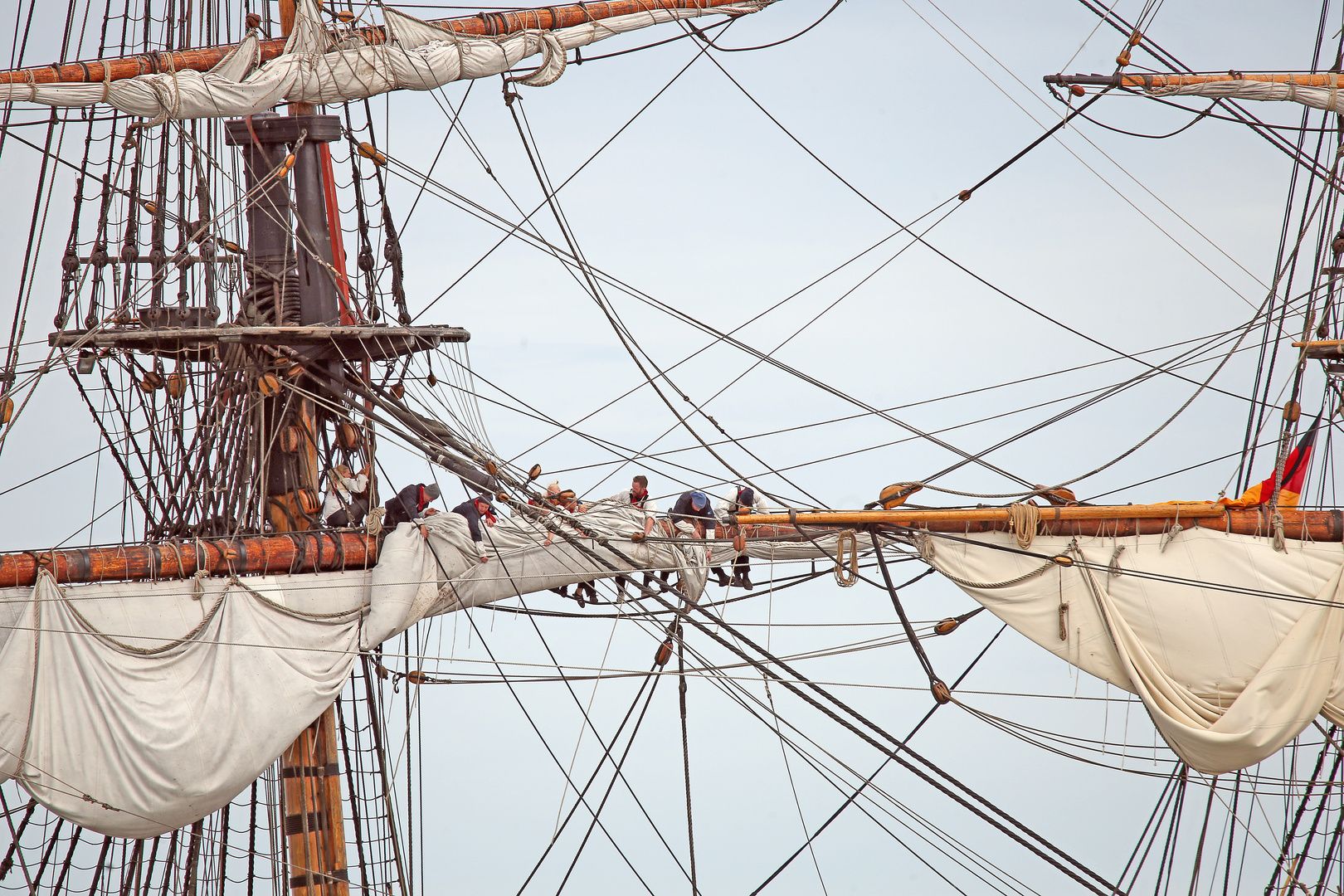 Sail 2015 - Götheborg, Segel werden gesetzt zur Einlaufparade
