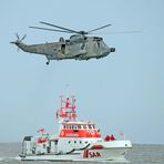 Sail 2015 - SAR (Hermann Rudolf Meyer) trifft Marine („Sea King“ Mk 41, Marinefliegergeschwader 5)