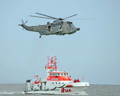 Sail 2015 - SAR (Hermann Rudolf Meyer) trifft Marine („Sea King“ Mk 41, Marinefliegergeschwader 5)