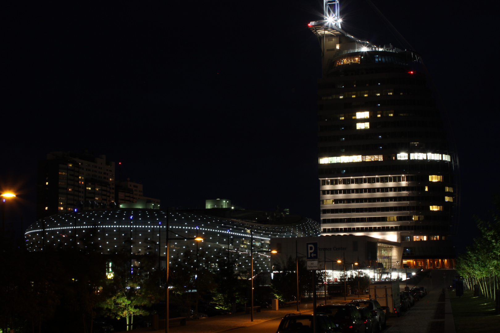 Sail-City Hotel Bremerhaven bei Nacht