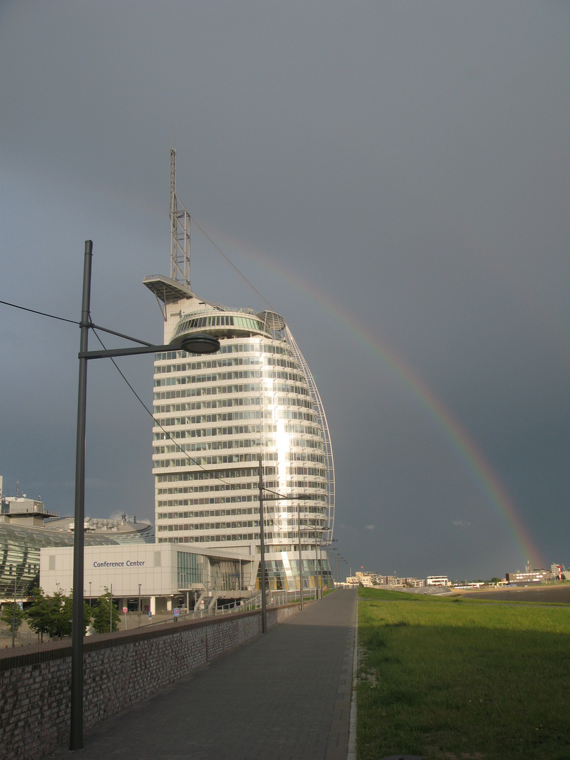 Sail-City-Hotel, Bremerhavens neue Landmark, im Regenbogen