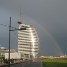 Sail-City-Hotel, Bremerhavens neue Landmark, im Regenbogen