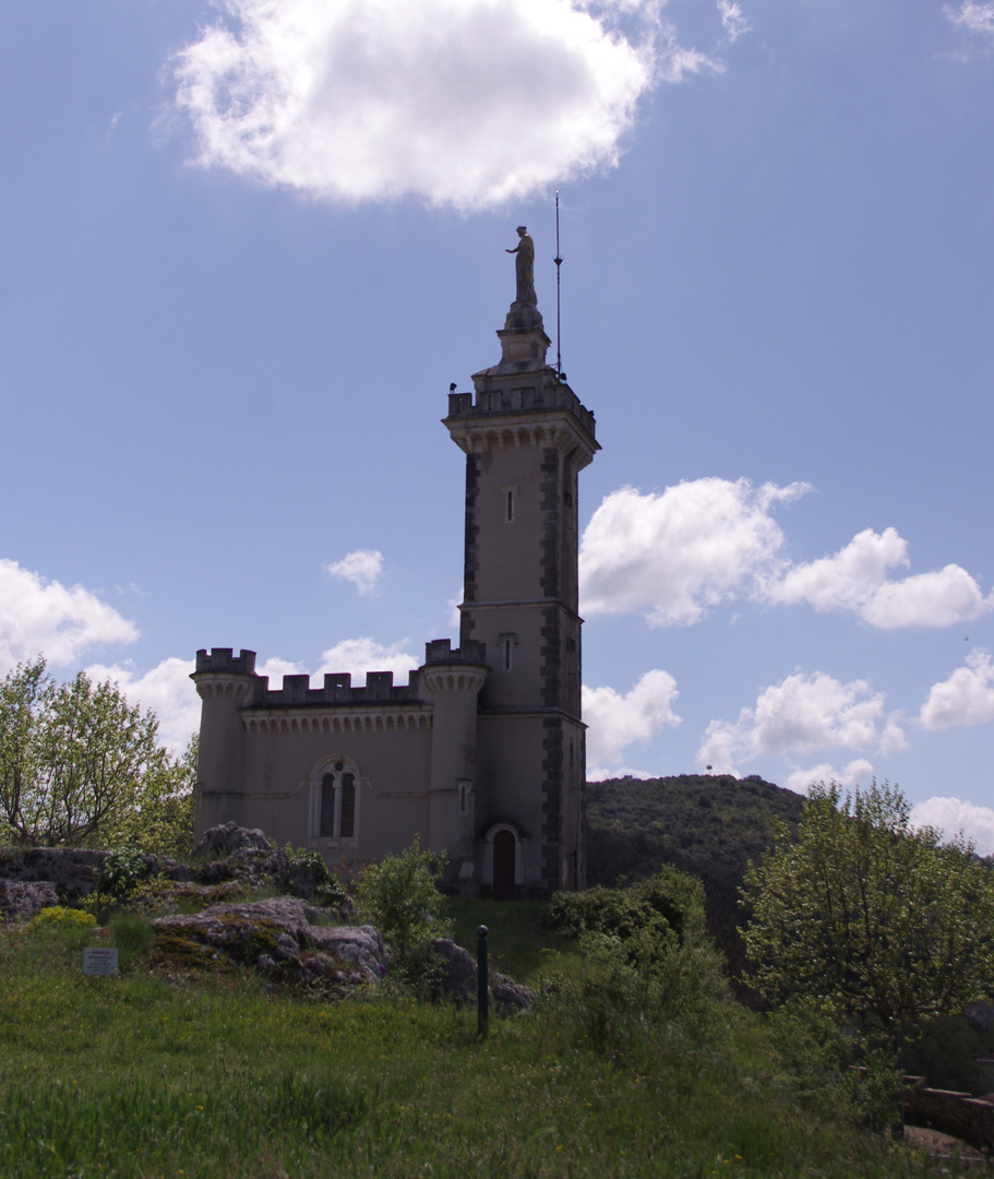 Saint Ambroix, Gard ,chapelle XIXe surplombant l'ancienne ville sur le rocher de Dugas.