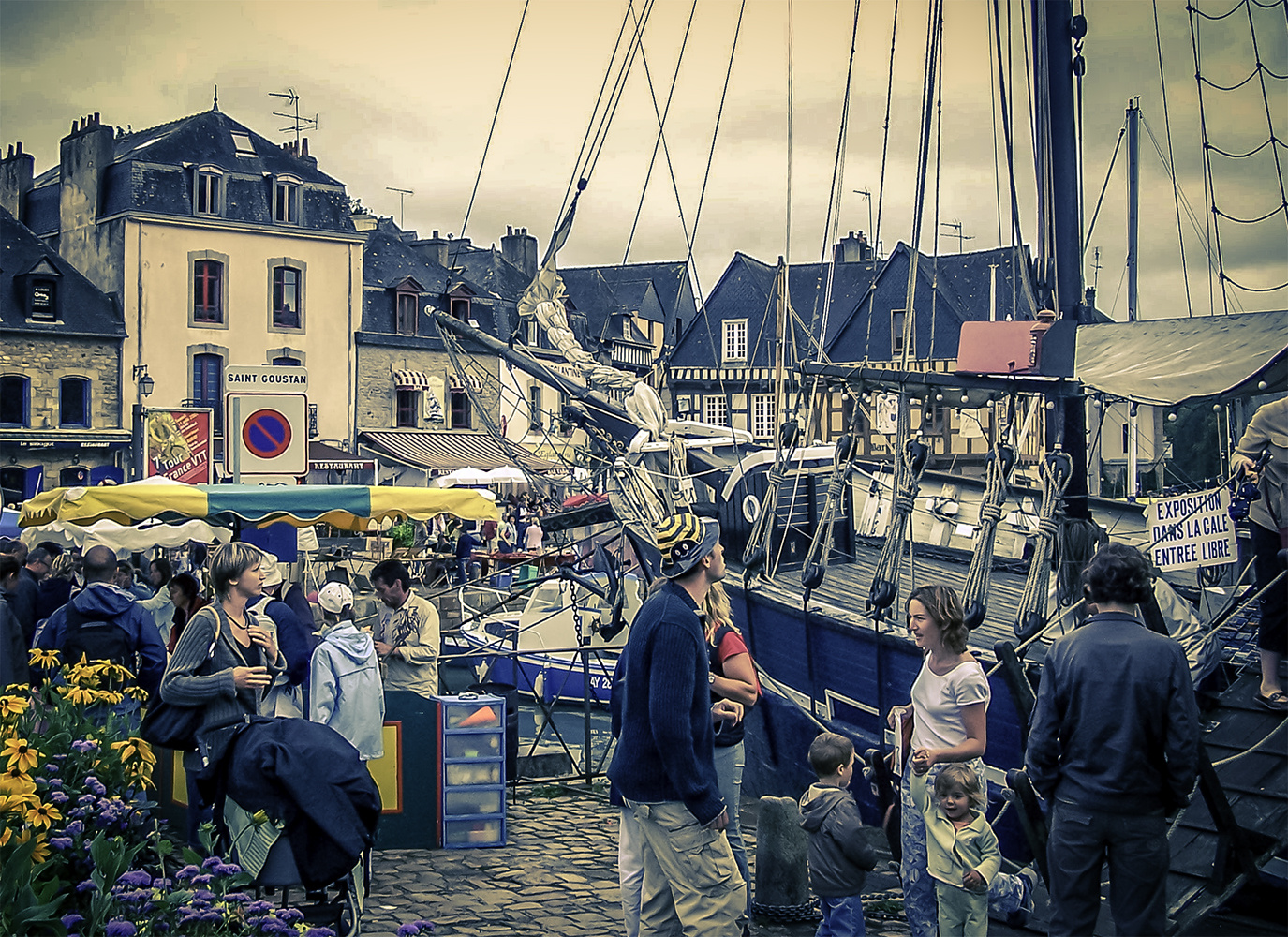 Saint Goustan , sa grande brocante annuelle et sa goélette