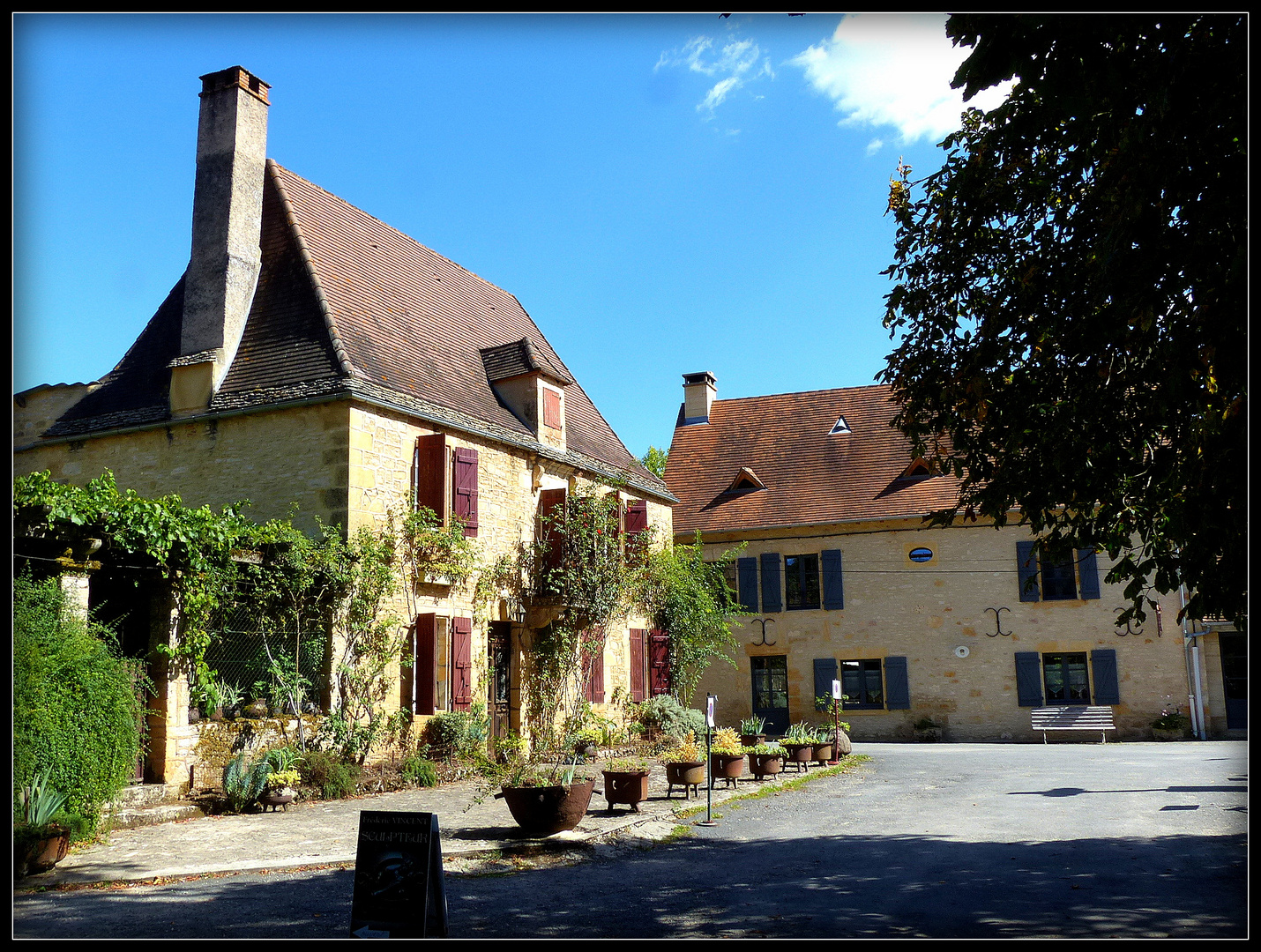 Saint Léon sur Vézère . 