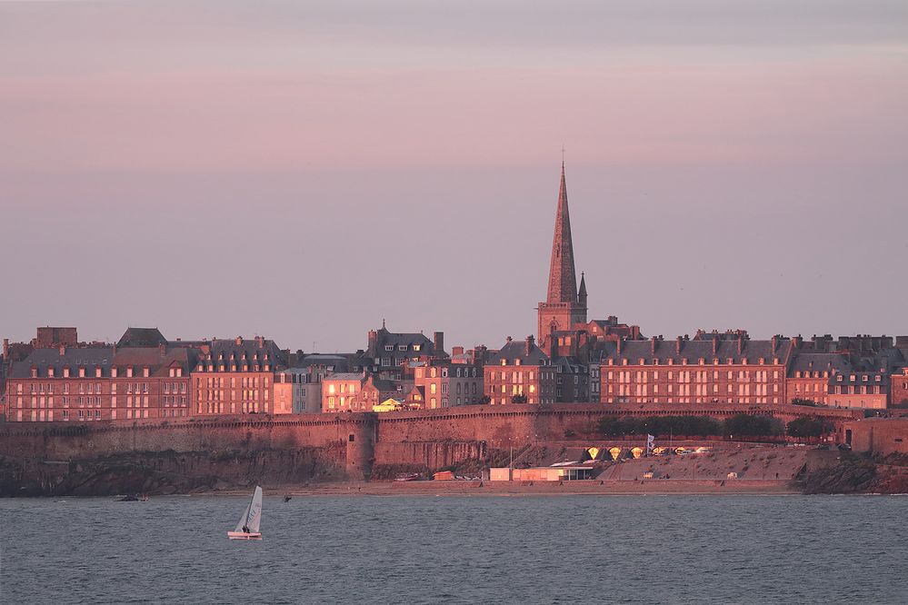  Saint-Malo dans l'éclat du soleil du soir