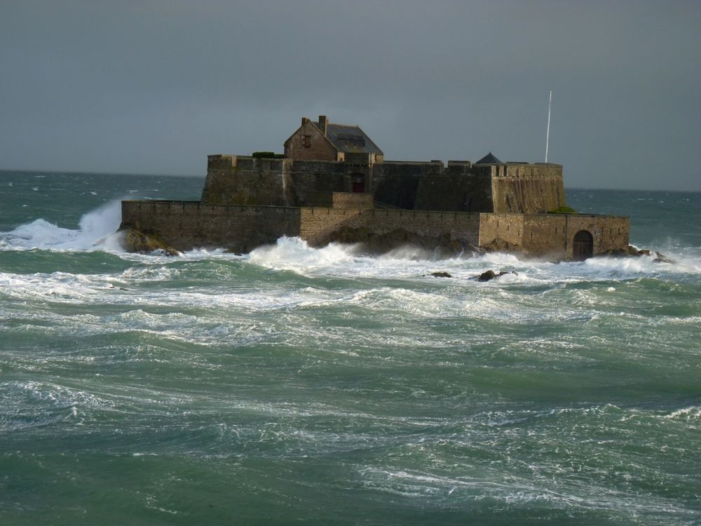 Saint-Malo Fort national dans la tempête