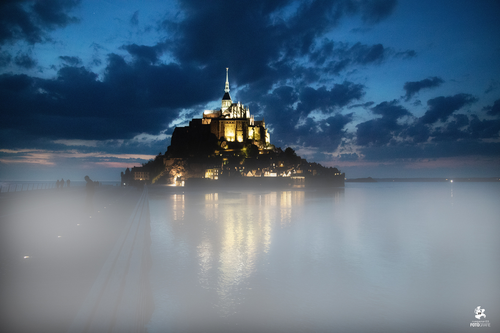 Saint Michel bei Nacht und Nebel und Flut