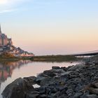 Saint Michel gespiegelt im Wasser beim Sonnenaufgang