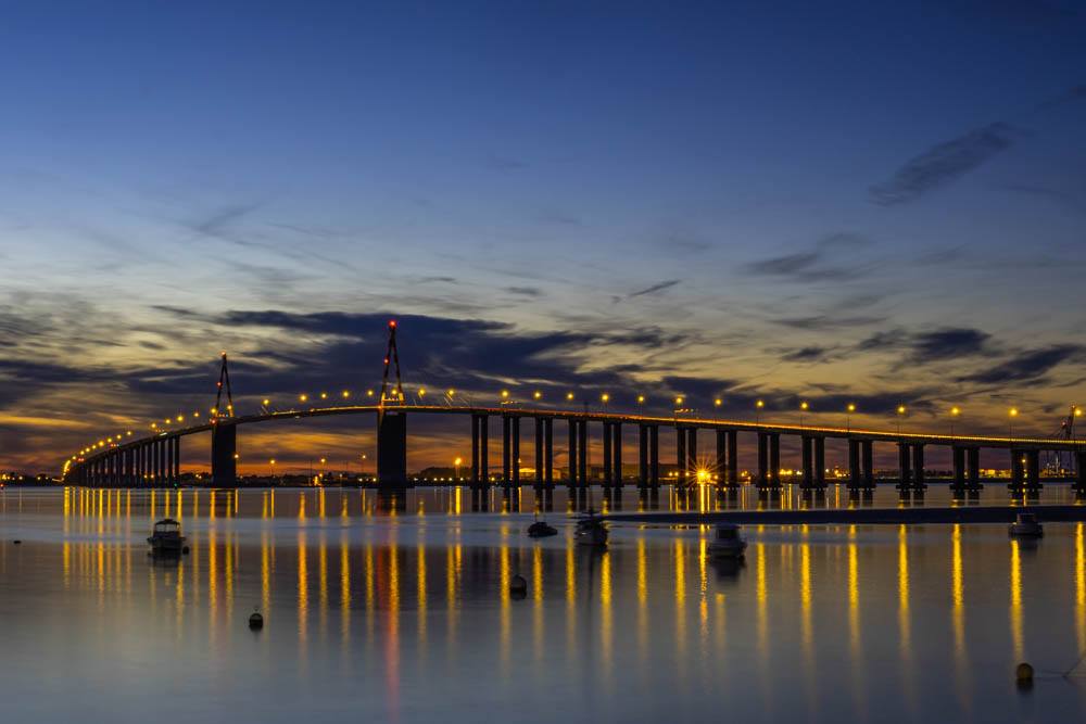 Saint-Nazaire-Brücke über die Loire zur blauen Stunde